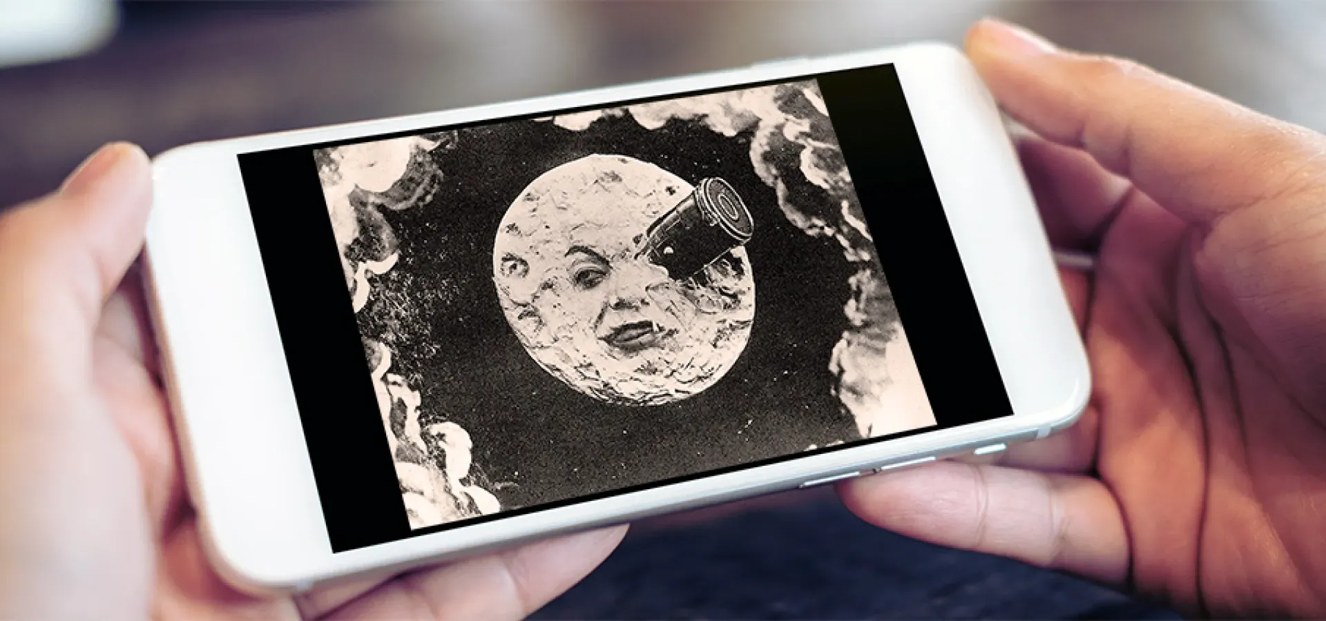 手机屏幕上1902年电影《月球之旅》的剧照